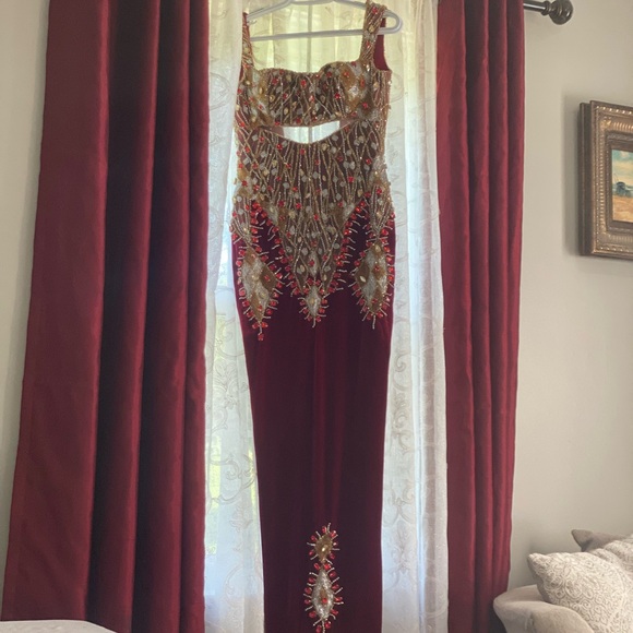 VALDRINSAHITI Burgundy Gown - Picture 8 of 11